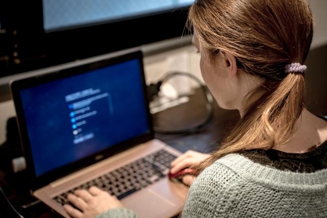 店舗アプリ利用者向けフロントエンド構築（React / Angular / Vue）